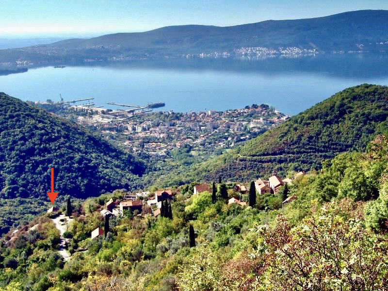 Red Arrow Pointing to the Villas Unique Position